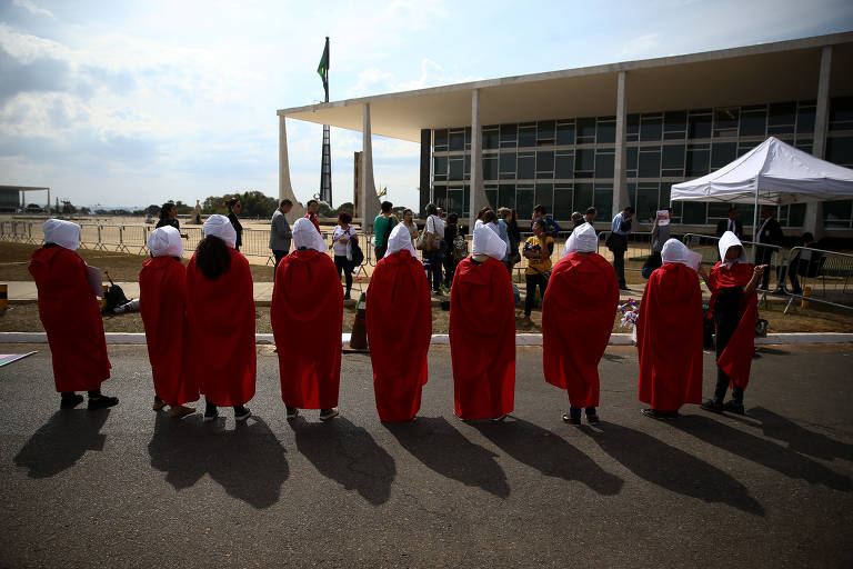 Grupo de mulheres pró-Aborto fazem protesto na frente do STF vestidas como na série "The Handmaid's Tale"; o tribunal teve nesta segunda (6) o segundo dia de audiência pública sobre a descriminalização do aborto