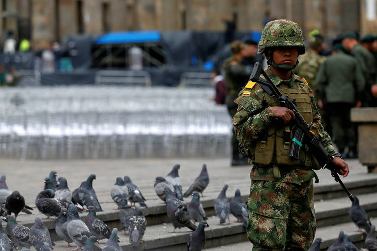 Soldado colombiano na praça de Bolívar durante preparações para a posse do presidente Iván Duque
