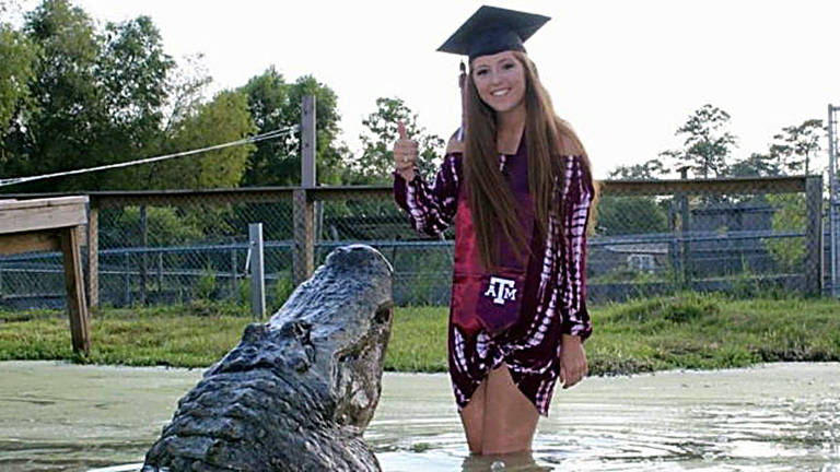 A estudante americana que escolheu crocodilo como parceiro de foto de formatura