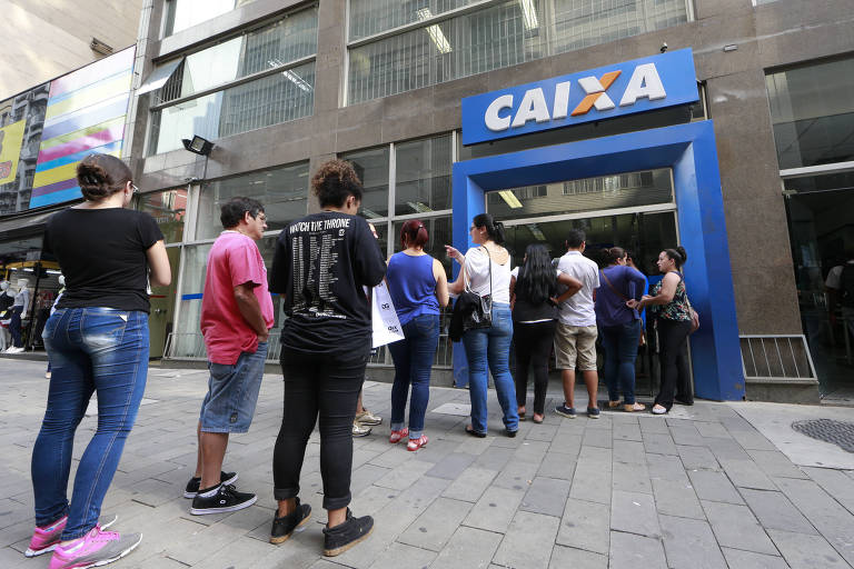 Pessoas na fila de agência da Caixa Econômica Federal na rua 7 de Abril, no centro do São Paulo (SP)