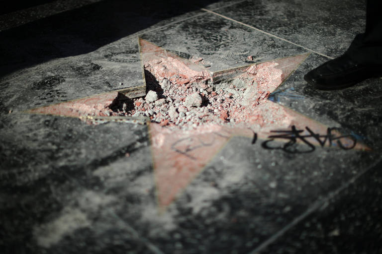 Foto mostra estrela do presidente dos EUA, Donald Trump, na Calçada da Fama após ser vandalizada 