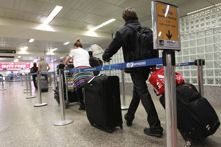 Brasileiros que vão aos EUA fazer compras - fotos do aeroporto/apreensões da Receita