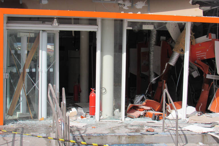 Agência bancária destruída por criminosos em Ibiúna, no interior de SP