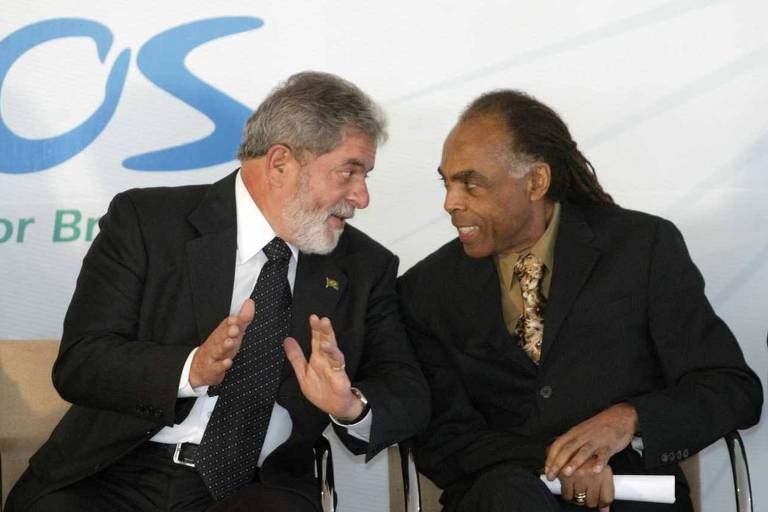 Em 2008, Gilberto Gil com o então presidente Lula durante cerimônia de abertura das comemorações dos 85 anos da Previdência Social e do Dia do Aposentado, no Palácio do Planalto