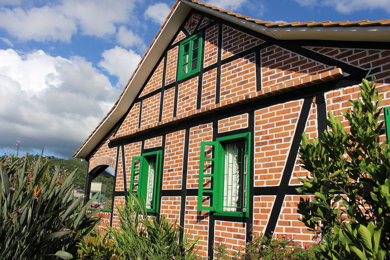 Museu Casa do Imigrante Carl Weege， em Pomerode (SC)， que replica uma típica casa dos fundadores da cidade， construída com a técnica enxaimel