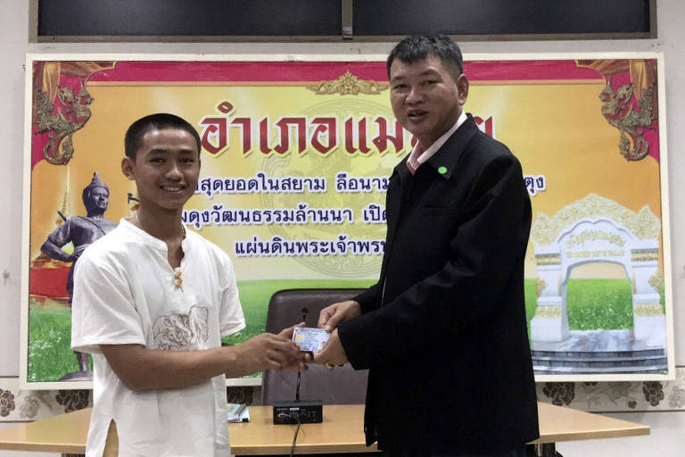 Antes apátridas, meninos da caverna recebem cidadania da Tailândia