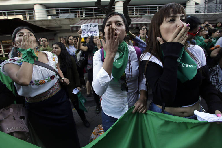Mulheres gritam em frente à embaixada argentina em Quito, no Equador