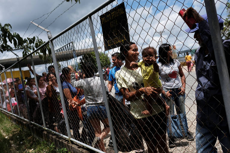 Venezuelanos na fronteira com o Brasil, em Pacaraima, Roraima