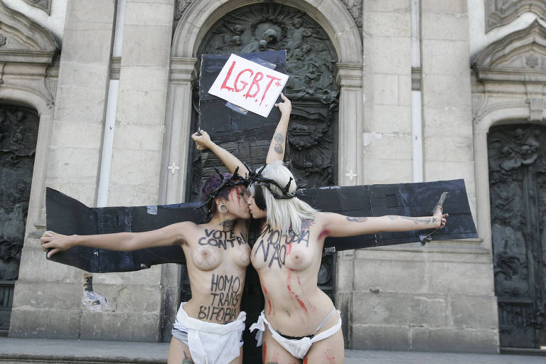 Beijaço na Candelária contra a homofobia e a defesa de um Estado laico, em 2014; na foto, Bia Spring (cabelo escuro) e Sara Winter (cabelo claro) 
