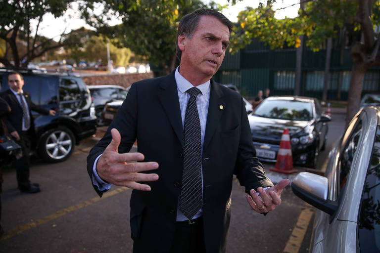 O candidato a presidência Jair Bolsonaro (PSL) conversa com jornalistas ao deixar a câmara dos deputados