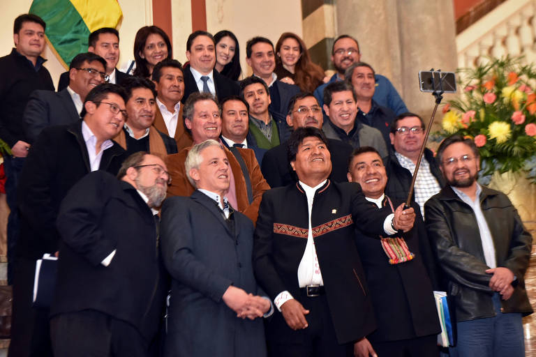 O presidente da Bolívia, Evo Morales, ao lado de seu gabinete tira uma selfie de despedida no antigo palácio 