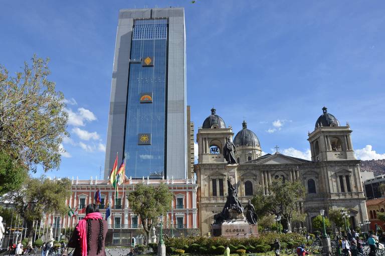 O prédio que abriga a nova sede da Presidência e alguns ministérios bolivianos visto da praça em frente ao Palácio Quemado (à esquerda), sede do governo desde 1825