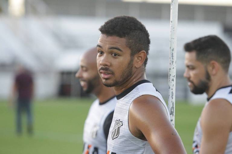 Torcedores fazem Corinthians desistir de jogador acusado de agressão