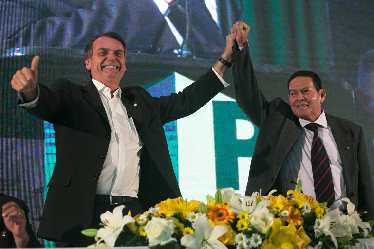 O candidato à Presidência Jair Bolsonaro e o general Hamilton Mourão, seu vice, participam da convenção nacional do PRTB 