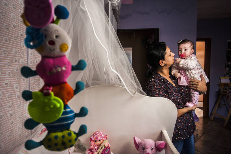 Fabieli Domiciano, 37, com a neta Lorenna, 4 meses. Ela cuida da bebe da filha Gabriela, 17, enquanto a menina esta no trabalho