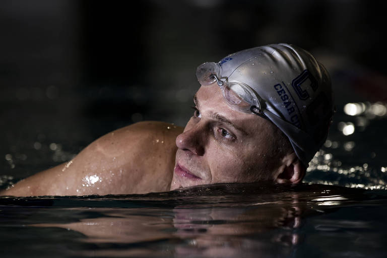 Cesar Cielo nada em piscina no clube Pinheiros, onde treina em São Paulo
