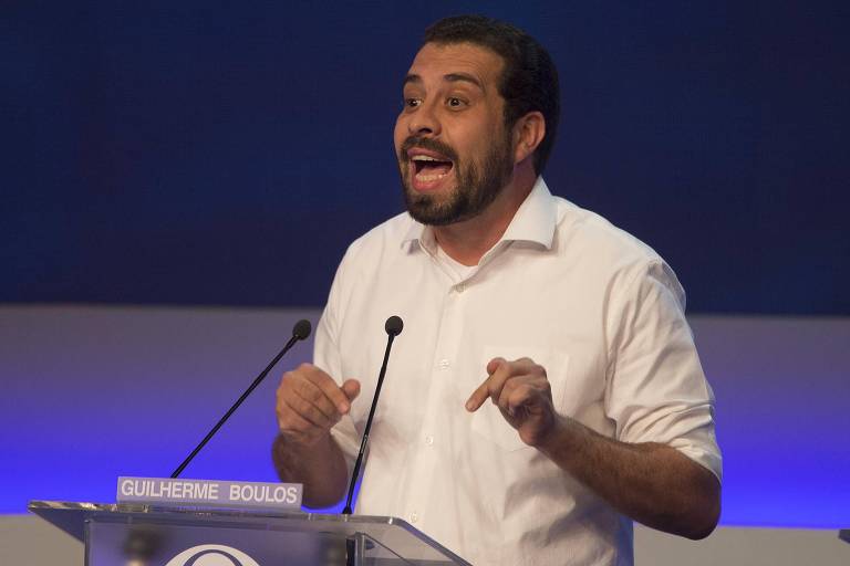 O candidato Guilherme Boulos (PSOL) participa do primeiro debate promovido pela TV Bandeirantes com os candidatos à Presidência da República, em São Paulo  