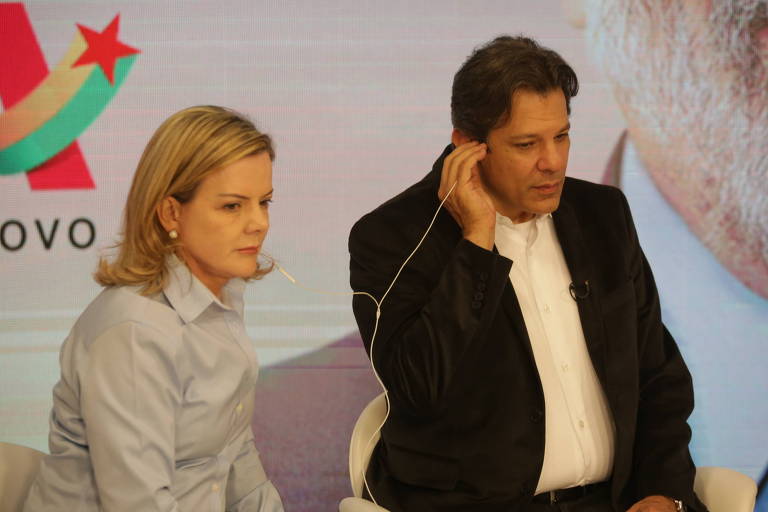A presidente nacional do PT, Gleisi Hoffmann, ao lado do ex-prefeito de São Paulo Fernando Haddad (PT) durante debate promovido paralelamente ao primeiro debate presidencial promovido pela TV Bandeirantes