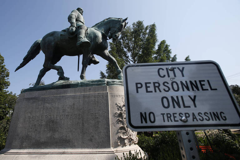 Placa aparece na parte de baixo da estátua, com a mensagem: "Apenas funcionários da prefeitura. Não ultrapasse"