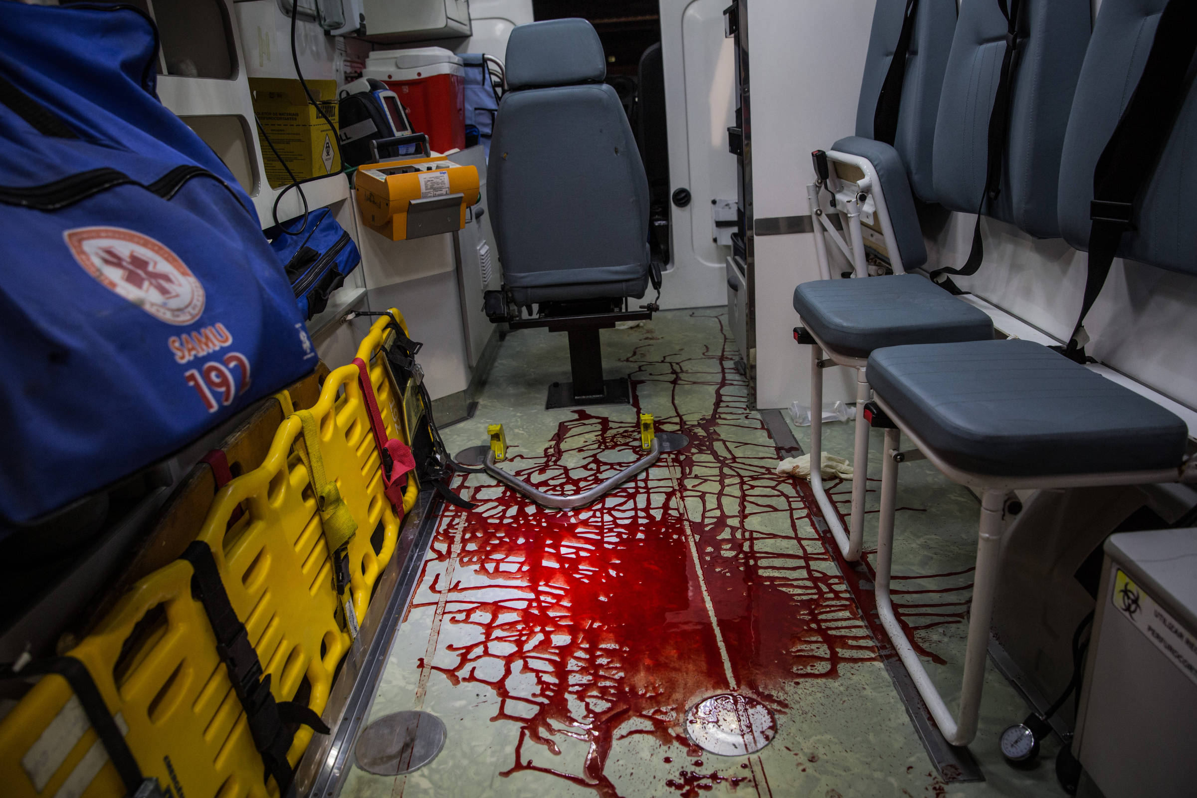Ambulância em hospital do Rio com sangue de homem baleado em assalto (Bruno Santos/Folhapress)