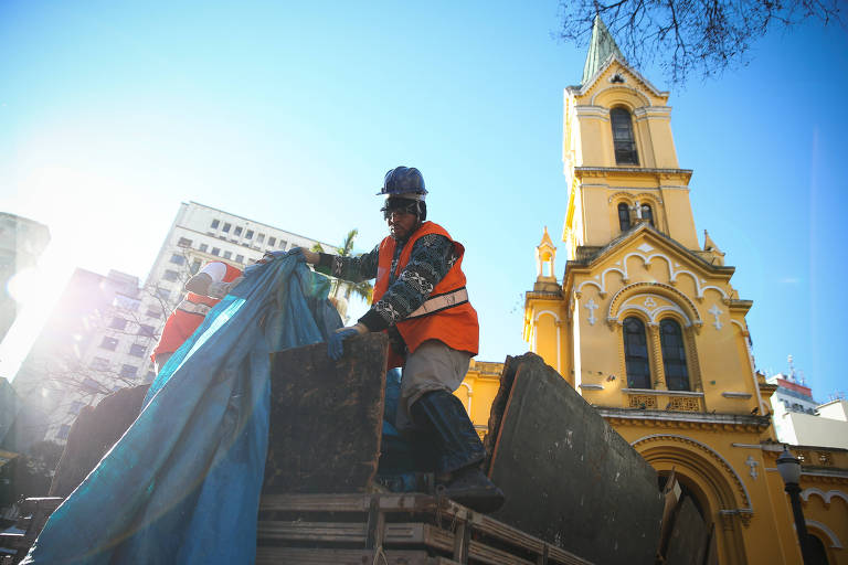 Após saída de sem-teto, funcionários da prefeitura fazem limpeza do largo do Paissandu