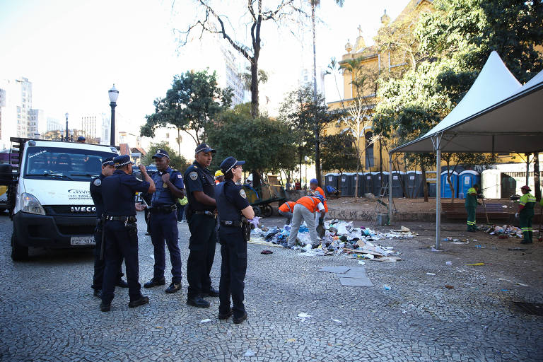 Sem confronto, famílias deixam o largo do Paissandu