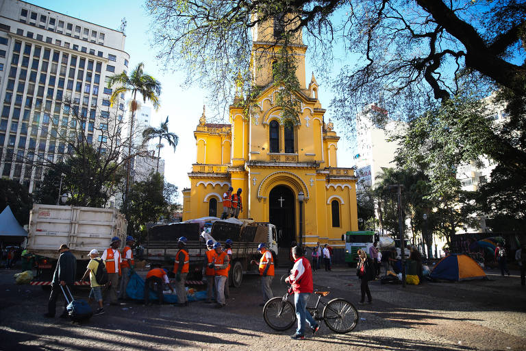Após saída de sem-teto, funcionários da prefeitura fazem limpeza do largo do Paissandu