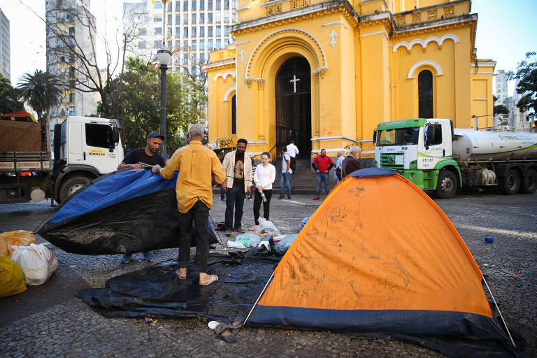 Famílias deixam o largo do Paissandu após acordo com a prefeitura
