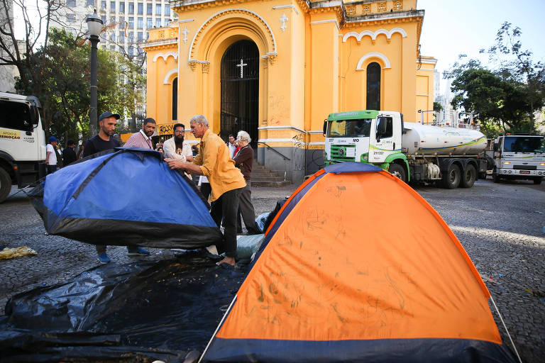 Famílias deixam o largo do Paissandu após acordo com a prefeitura