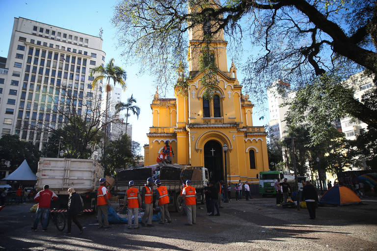 Famílias deixam o largo do Paissandu após acordo com a prefeitura