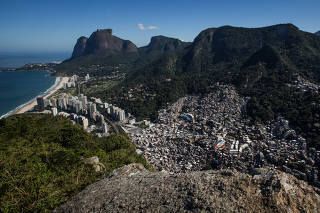 Vista da Rocinha e da praia de São Conrado