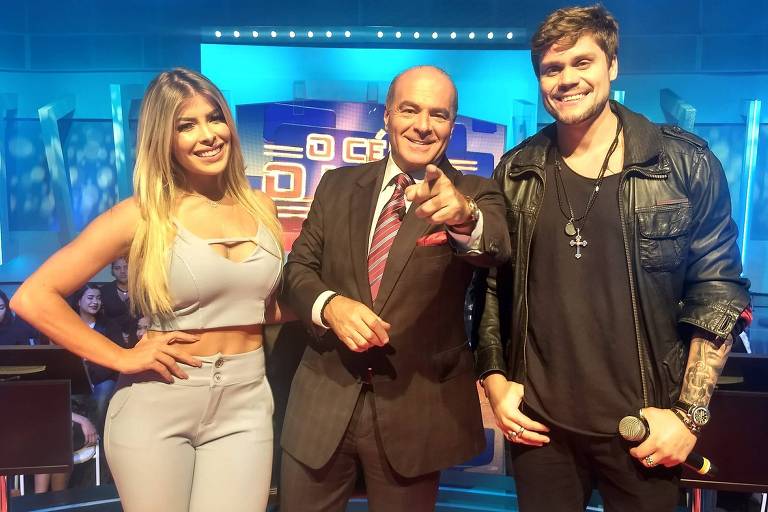 Os ex-BBBs Jaqueline Grohalski e Breno Simões com Marcelo de Carvalho, no programa da RedeTV! 