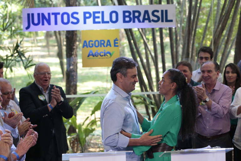 Sem o tradicional coque, ex-senadora Marina Silva aparece ao lado de Aécio para celebrar apoio ao tucano no segundo turno da campanha de 2014