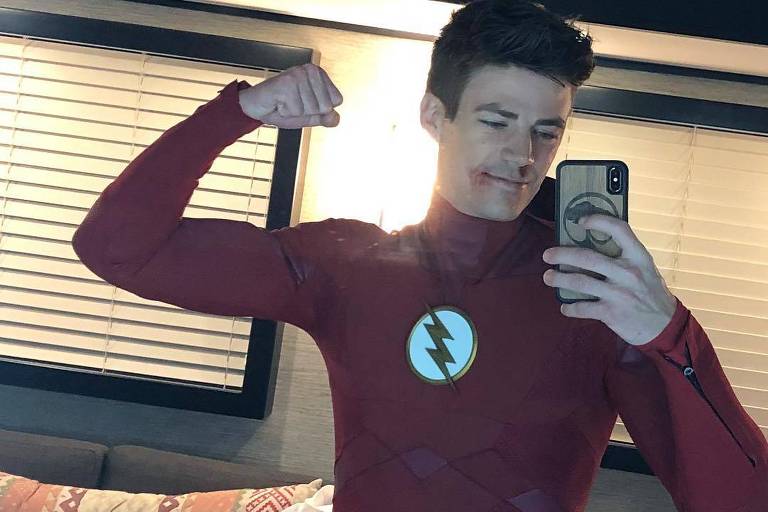 Grant Gustin mostra novo uniforme do 'The Flash'