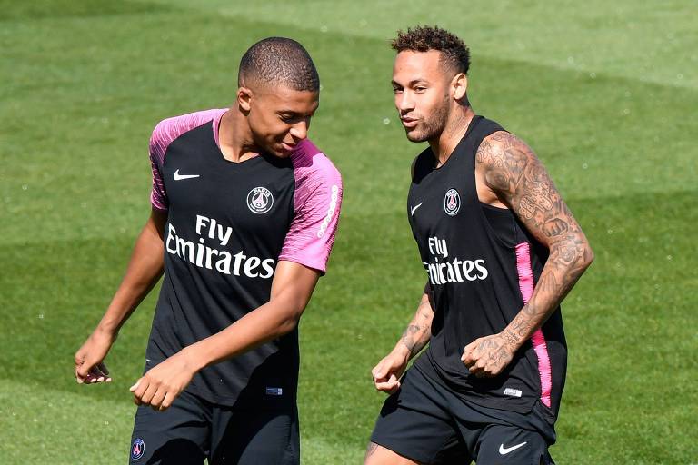 Jogadores Kylian Mbappé e Neymar durante treino do Paris Saint-Germain neste sábado (11) na véspera da partida do Campeonato Francês, contra o Caen