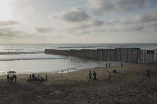 Praia de Tijuana, no México, e o muro que a separa de San Diego (EUA)