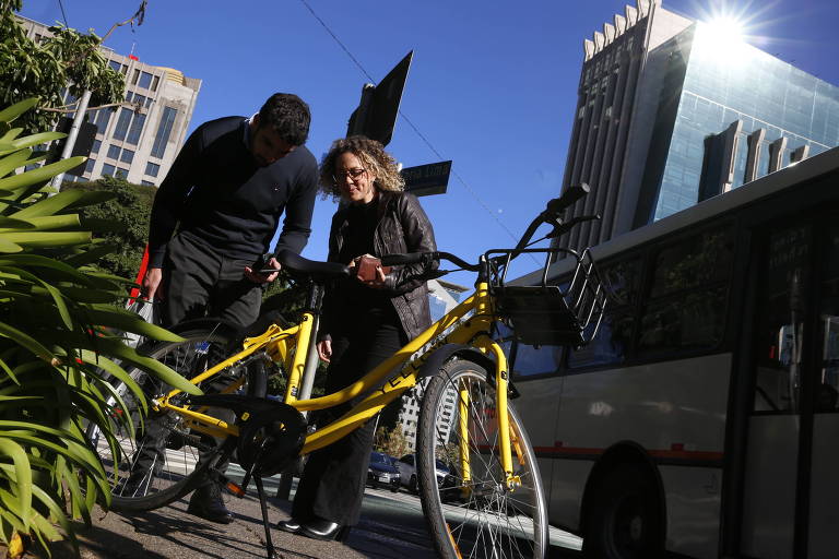 Sistema de empréstimo de bicicletas sem estação estreia em São Paulo somente em área nobre e com falhas