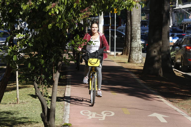 Sistema de empréstimo de bicicletas sem estação estreia em São Paulo somente em área nobre e com falhas