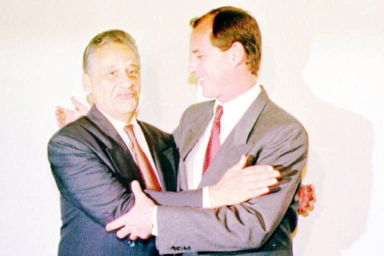 Fernando Henrique Cardoso cumprimenta Ciro Gomes, que assumiu o cargo de ministro da Fazenda, em 1994