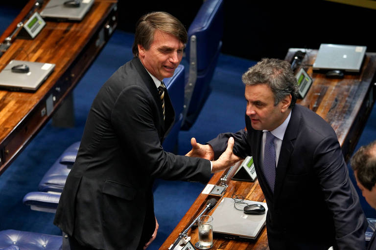 O senador Aecio Neves (PSDB-MG) cumprimenta o dep. Jair Bolsonaro (PP-RJ) após discursar criticando o leilão do campo de libra, do pré-sal, na tribuna do senado federal
