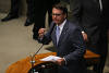 O senador Aecio Neves (PSDB-MG) cumprimenta o dep. Jair Bolsonaro (PP-RJ) após discursar criticando o leilão do campo de libra, do pré-sal, na tribuna do senado federal