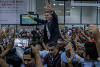 O senador Aecio Neves (PSDB-MG) cumprimenta o dep. Jair Bolsonaro (PP-RJ) após discursar criticando o leilão do campo de libra, do pré-sal, na tribuna do senado federal
