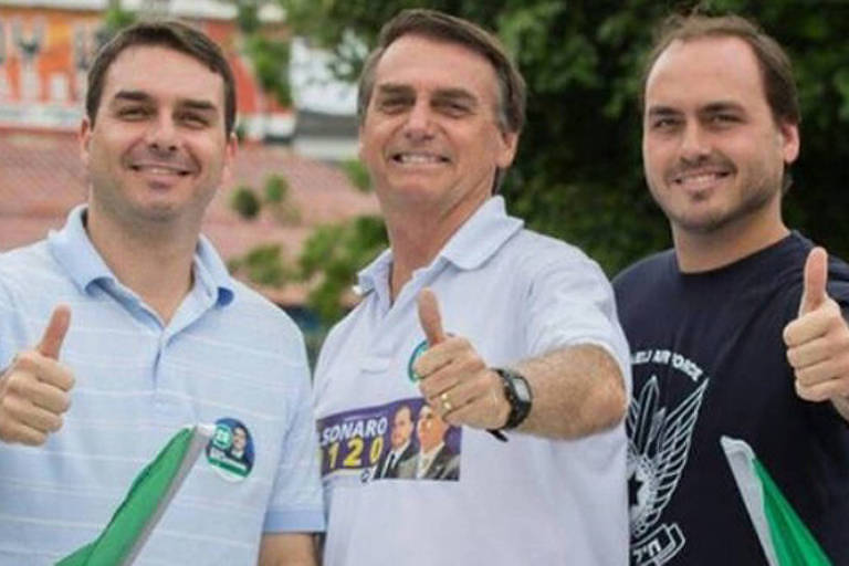 Da esq. para dir. Flávio Bolsonaro, Jair Bolsonaro e Carlos Bolsonaro durante a campanha eleitoral de 2016