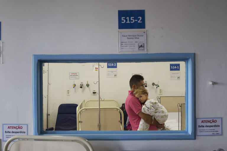 Pai segura criança internada no Hospital Municipal Infantil Menino Jesus na Bela Vista