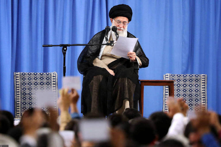 O líder supremo do Irã, aiatolá Ali Khamenei, discursa em Teerã nesta segunda (13) 