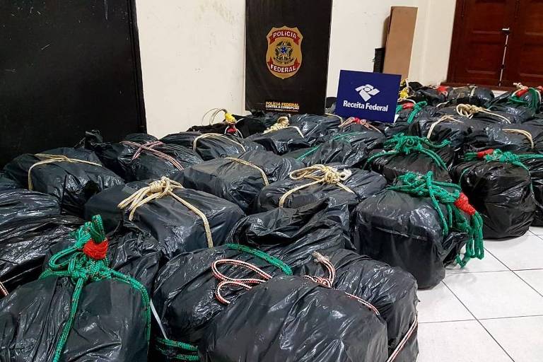 Bolsas pretas com cocaína apreendida em navio no Porto de Santos (SP)