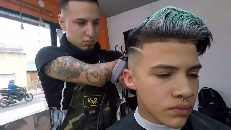 A inspiradora história de superação do cabeleireiro argentino que nasceu sem as mãos