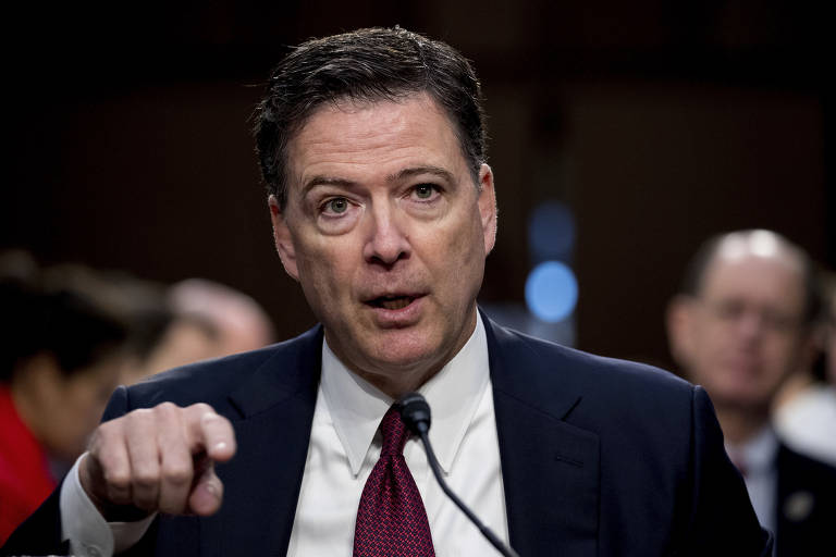 O então diretor do FBI James Comey fala em audiência à comissão conjunta de Inteligência do Senado e da Câmara, em Washington; Comey, indicado por Barack Obama em 2013, foi demitido por Donald Trump em 2017, quando chefiava a investigação do suposto envolvimento do presidente com a Rússia, após vazar que o republicano lhe cobrara 