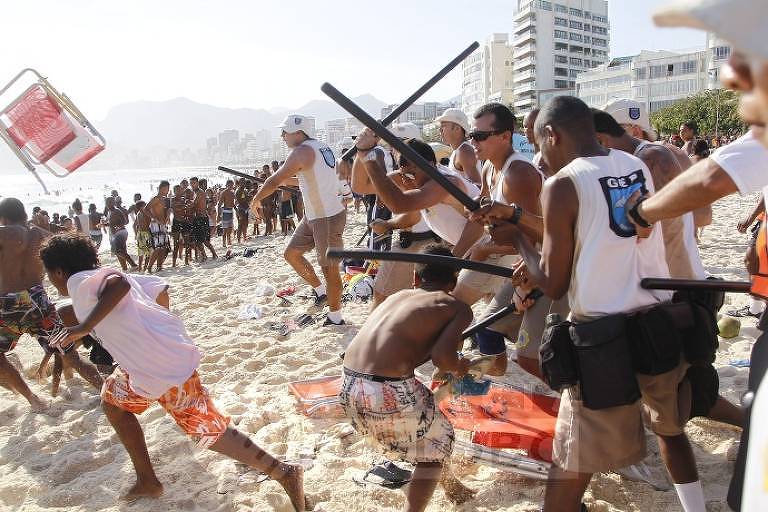 Guardas municipais do Rio entram em confronto com suspeitos de arrastão, na praia de Ipanema, em novembro de 2013 (Marcelo Carnaval - 20.nov.2013/Folhapress)