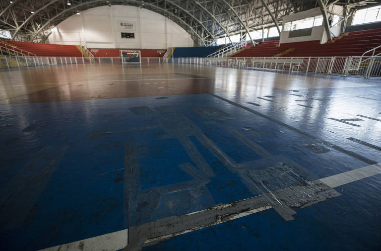 Remendos na quadra coberta do centro poliesportivo; segundo a prefeitura, está garantido no edital de privatização que nada mudará para aqueles que frequentam o clube, que continuará aberto gratuitamente para a população que desfruta das piscinas e quadras